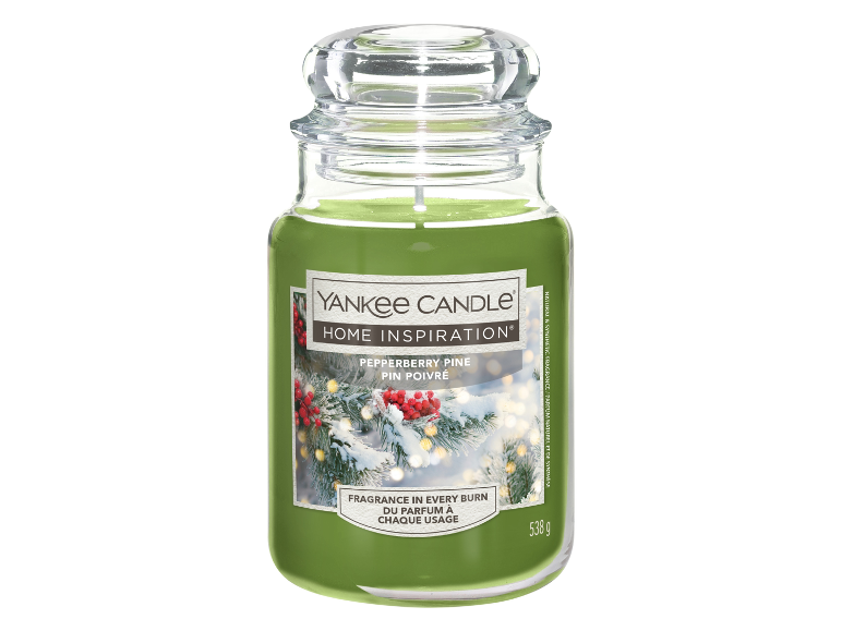 Bougie Yankee Candle Home Inspiration Pepperberry Pine dans un pot vert.