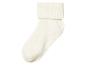 Une paire de chaussettes blanches avec un bord côtelé.