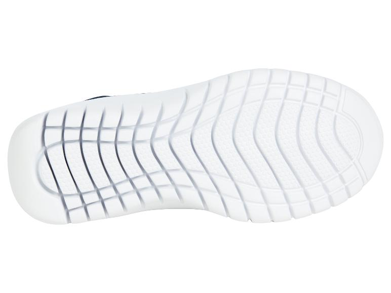 Semelle de baskets blanches avec dessus bleu marine.