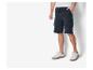 Shorts cargo et baskets : un look décontracté pour homme.