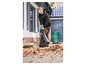 Un homme utilise un souffleur de feuilles pour nettoyer les feuilles.