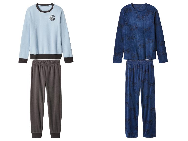 Deux ensembles de pyjamas en polaire, un bleu clair avec un pantalon gris et un bleu foncé avec un imprimé de manette de jeu.