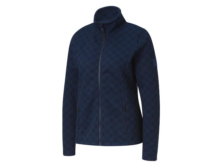 Une veste polaire bleue à motif losange.