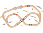 Ensemble de train jouet en bois avec rails, ponts et trains sur fond blanc.