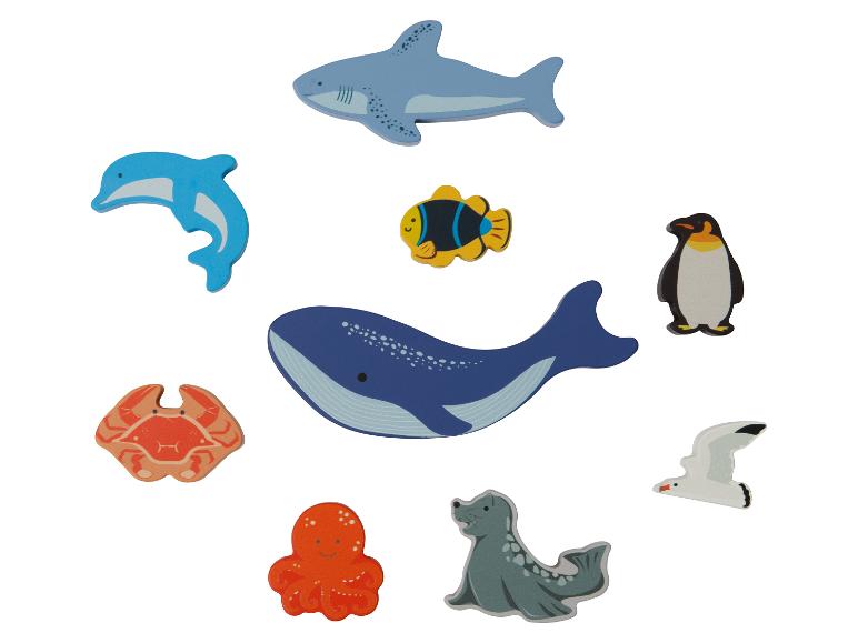 Figurines en bois d'animaux marins, dont une baleine, un requin, un dauphin, un pingouin et un crabe.