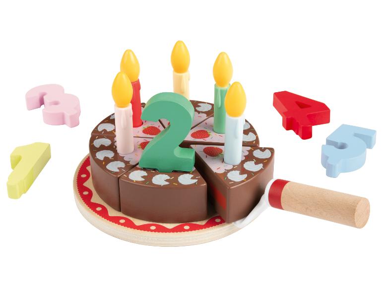 Jeu d'anniversaire en bois avec un gâteau et des bougies.