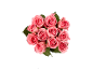 Bouquet de roses roses avec des feuilles vertes sur fond noir