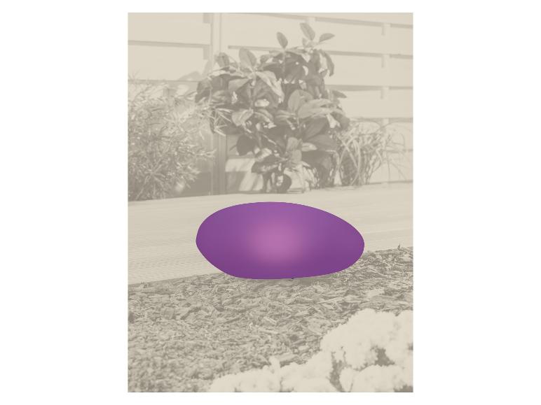 Œuf décoratif violet dans un jardin avec terrasse en bois et plantes.