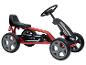 Un kart de course pour enfants rouge avec des roues noires et un volant.