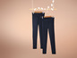 Deux paires de leggings bleu foncé suspendues à un cintre en bois.