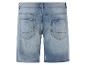 Un short en jean bleu clair avec des poches arrière.
