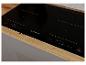 Table de cuisson à induction noire avec commandes tactiles et plan de travail en bois