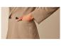 Un blazer beige à double boutonnage avec une poche.
