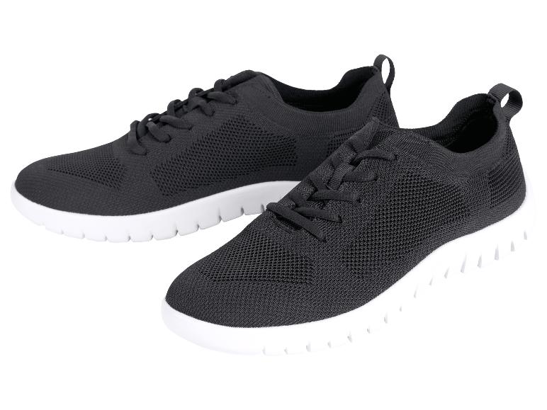 Deux paires de baskets noires en tissu tricoté.