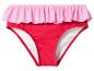 Culotte de bain rouge avec volant rose à la taille.