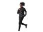 Femme courant avec une veste de course noire et un legging de course noir.