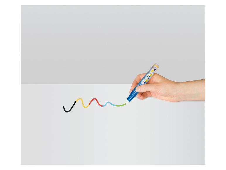 Une main dessine une ligne ondulée colorée avec un marqueur sur une surface blanche.