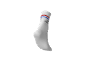 Chaussette blanche avec des rayures rouges et bleues et un logo sur le côté.