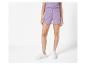 Shorts et baskets blanches : look décontracté estival.