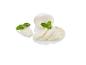 Fromage mozzarella avec des feuilles de basilic.