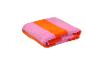 Serviette de plage pliée à rayures roses et oranges