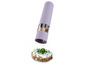 Un moulin à poivre violet qui saupoudre du poivre sur un sandwich au fromage frais.