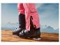 Des chaussures de ski et un pantalon de ski rose avec des réflecteurs Recco.