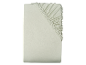 Drap-housse en coton blanc.