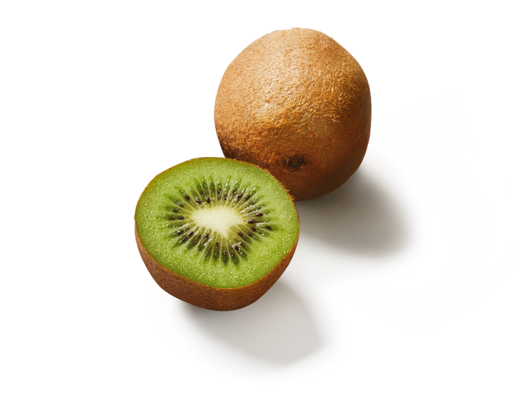 Deux kiwis, dont un coupé en deux, sur fond blanc.