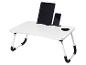 Table de lit blanche avec tablette et smartphone, avec porte-gobelet.