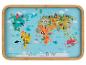 Plateau bambou avec carte du monde illustrée d'animaux.