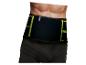 Un homme porte une ceinture lombaire noire Sensoplast avec des bandes vertes.