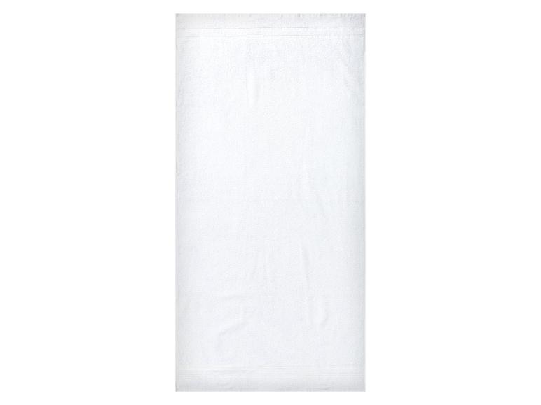 Une serviette blanche sur un fond blanc.