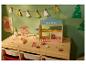 Café de jeu pour enfants avec des jouets en bois, un menu et des décorations de Noël.