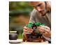 Un homme construit un arbre bonsai LEGO.