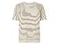 Un t-shirt blanc rayé à manches courtes.