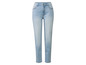 Un jean bleu clair pour femme.