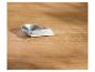 Cuillère pliante en acier inoxydable sur une surface en bois.