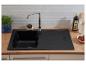 Évier de cuisine noir avec robinet chromé et plan de travail en bois.