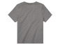 Un t-shirt gris à manches courtes.