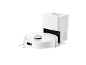 Aspirateur robot blanc avec une station de vidage automatique.