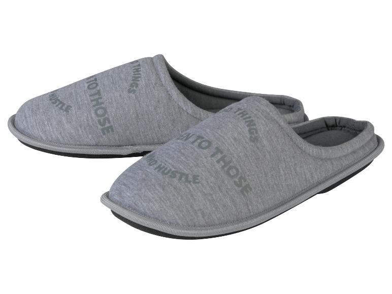 Pantoufles grises en tissu molletonné, inscription « To those who hustle ». 