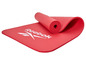 Un tapis de yoga Reebok rouge, enroulé.