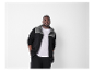 Un homme porte un sweat-shirt à capuche noir et gris.