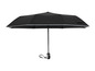Un parapluie noir avec une bordure argentée.