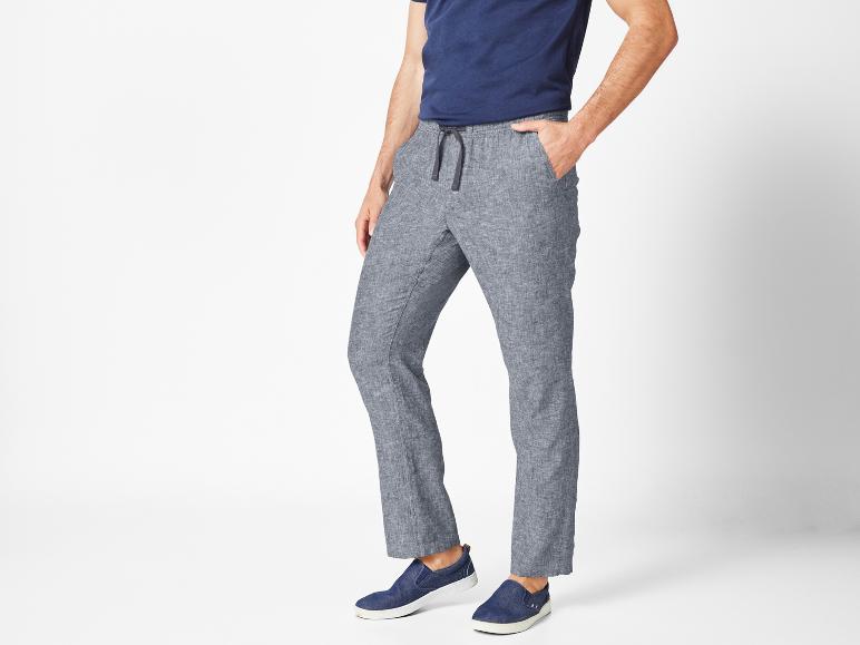 Pantalon et chaussures décontractés pour homme : un style confortable et estival.