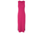 Une robe longue rose sans manches.