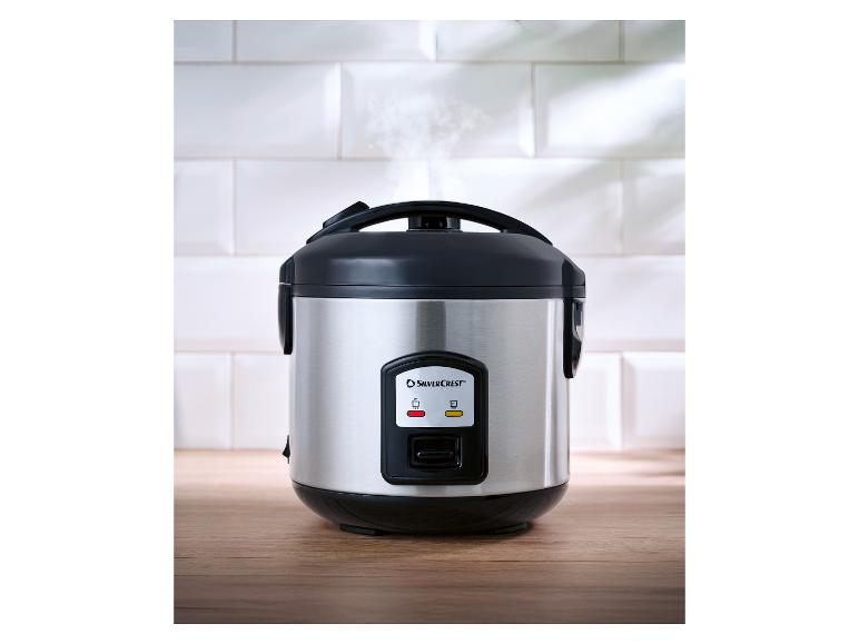 Cuiseur à riz SilverCrest fumant sur un comptoir de cuisine en bois.