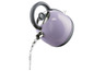 Une bouilloire Stier-Crest violette verse de l'eau.