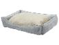 Un panier pour chien gris de Zooafari avec un coussin beige.